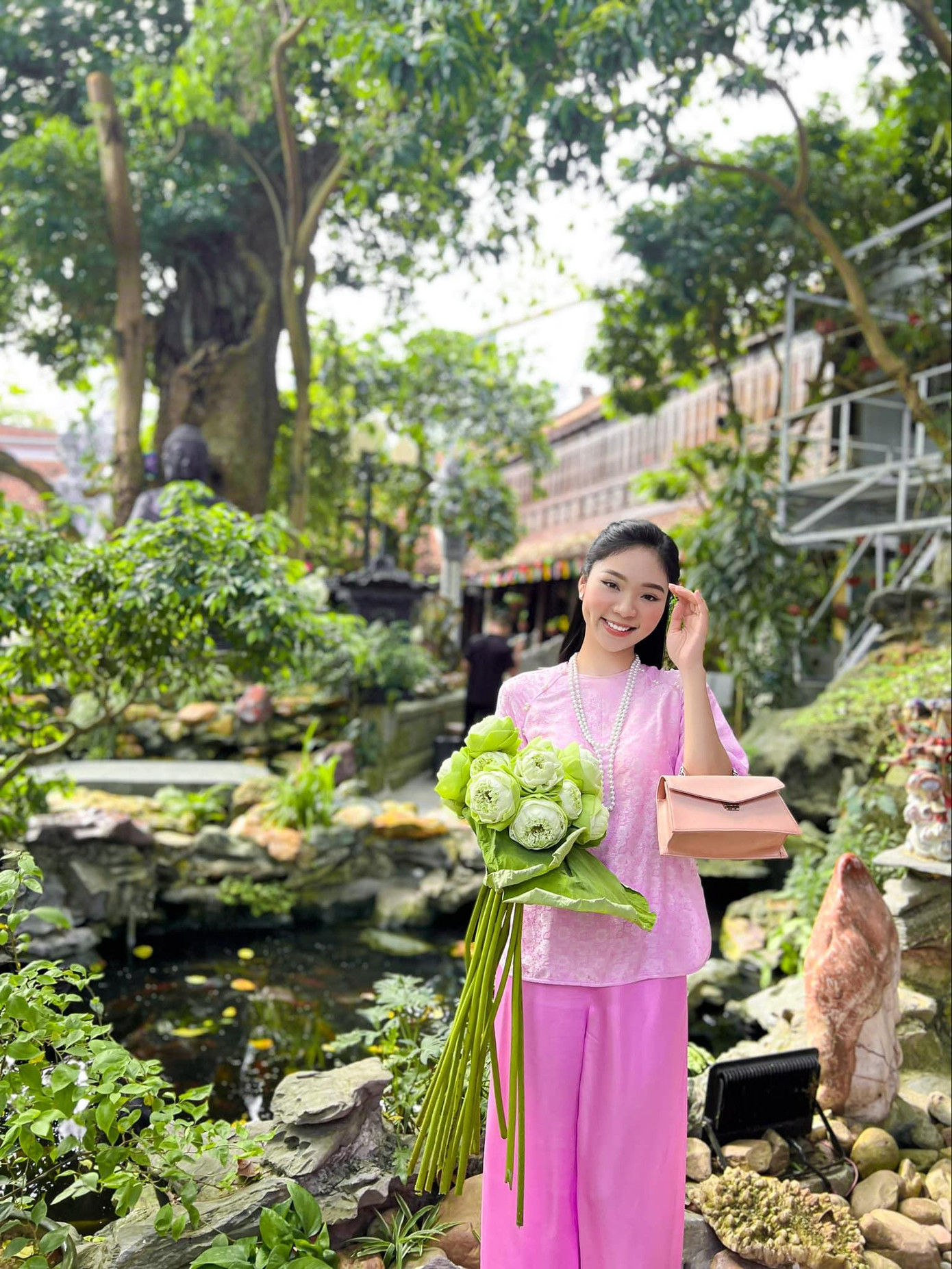 Với đam mê diễn xuất, Khánh Linh cũng từng tham gia nhiều bộ phim. Cô từng đảm nhận vai trò diễn viên chính trong bộ phim ngắn viễn tưởng XX2061 từng giành giải Búp Sen Vàng hạng mục phim ngắn xuất sắc 2016.