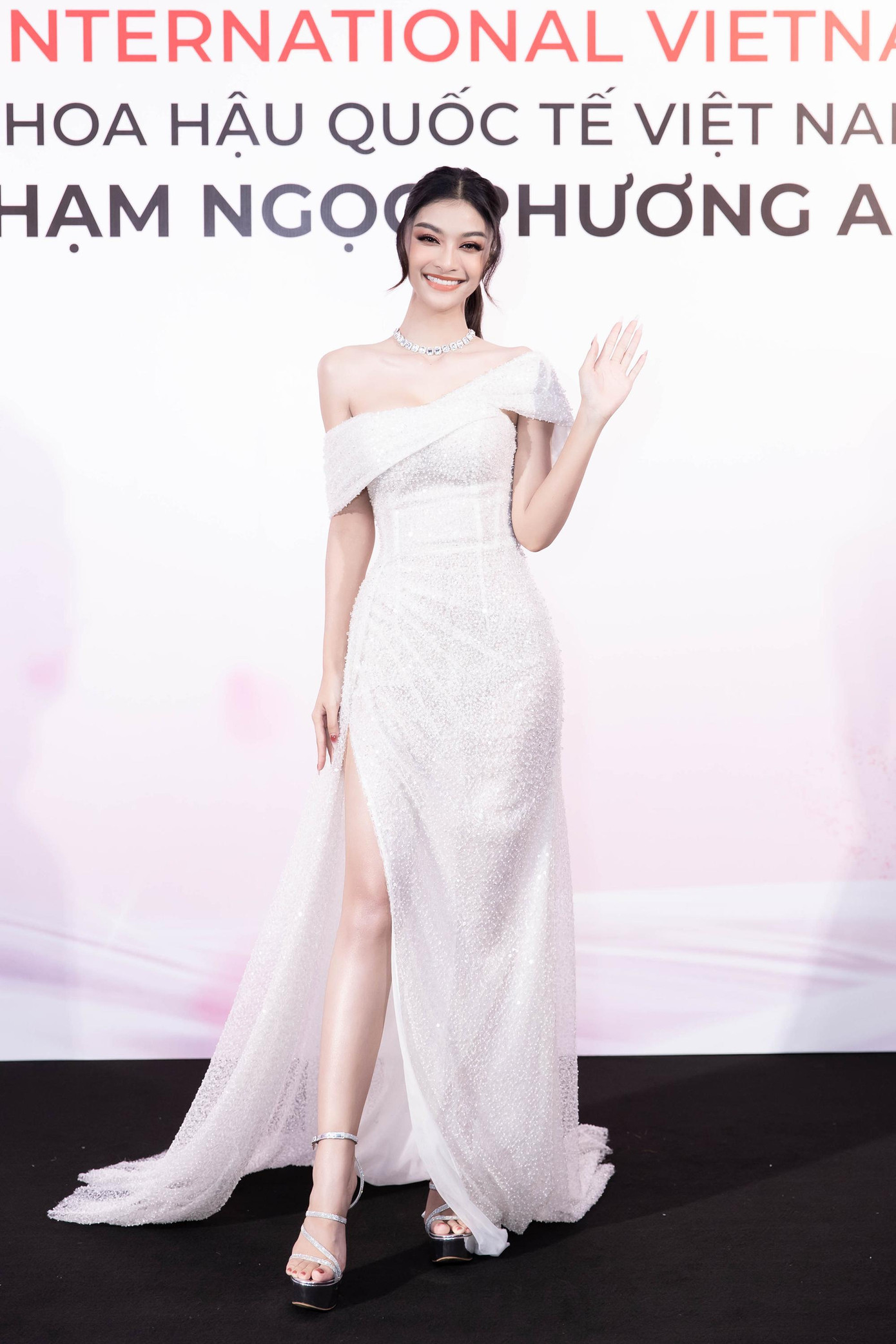 Á hậu Kiều Loan đảm nhận vai trò MC của sự kiện.