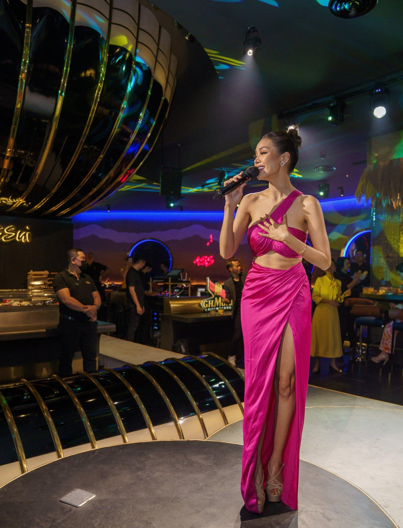 Vốn là một ca sĩ nên Engfa Waraha đã không bỏ lỡ cơ hội trình diễn góp vui trong buổi tiệc. Cô mang tới ca khúc quen thuộc My Heart Will Go On.