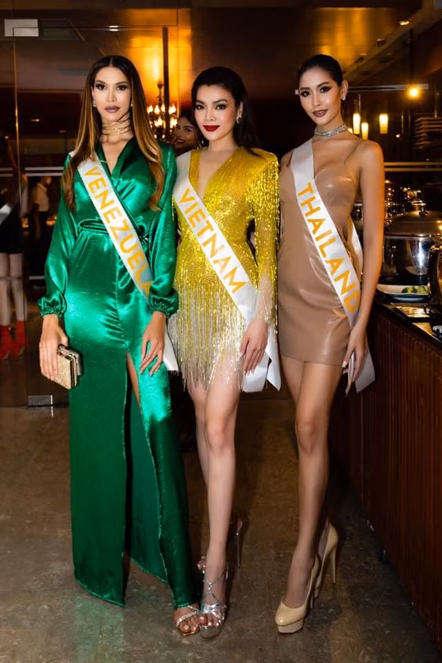 Mới đây khi tham dự một buổi tiệc tối, Trân Đài diện bộ váy tua rua tông màu vàng bắt mắt, khoe đôi chân thon dài quyến rũ.