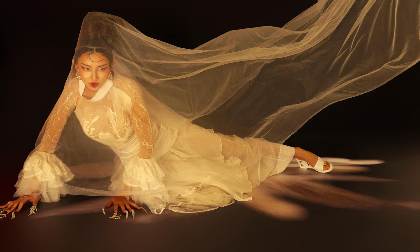 Mới đây, Hoa hậu Thuỳ Tiên đã trình làng bộ ảnh thời trang mới nhất mà cô vừa thực hiện. Bộ ảnh có tên "Hồ Nguyệt Cô hoá cáo" lấy cảm hứng từ vở tuồng cùng tên.