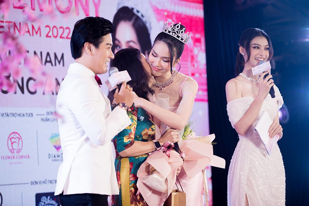 Trong không khí vô cùng náo nhiệt của nhiều fan hâm mộ từ khắp nơi đến tham gia buổi lễ để ủng hộ và tiếp thêm động lực cho Á hậu Phương Anh thì mẹ của cô cũng có mặt trên sân khấu để cổ vũ con gái.