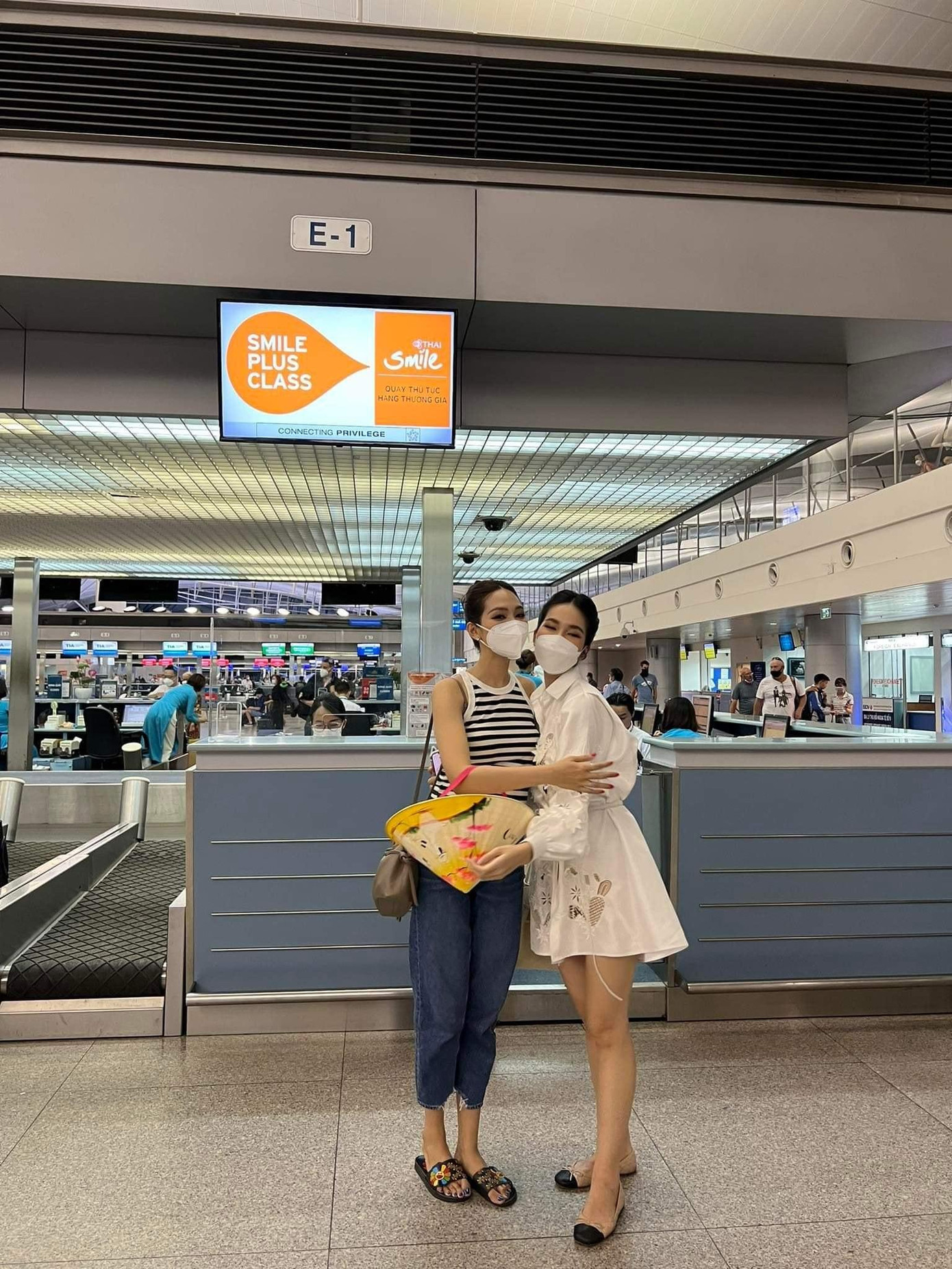 Á hậu Phương Anh và Hoa hậu Sireethorn Leearamwat đều ăn mặc rất giản dị khi ra sân bay.