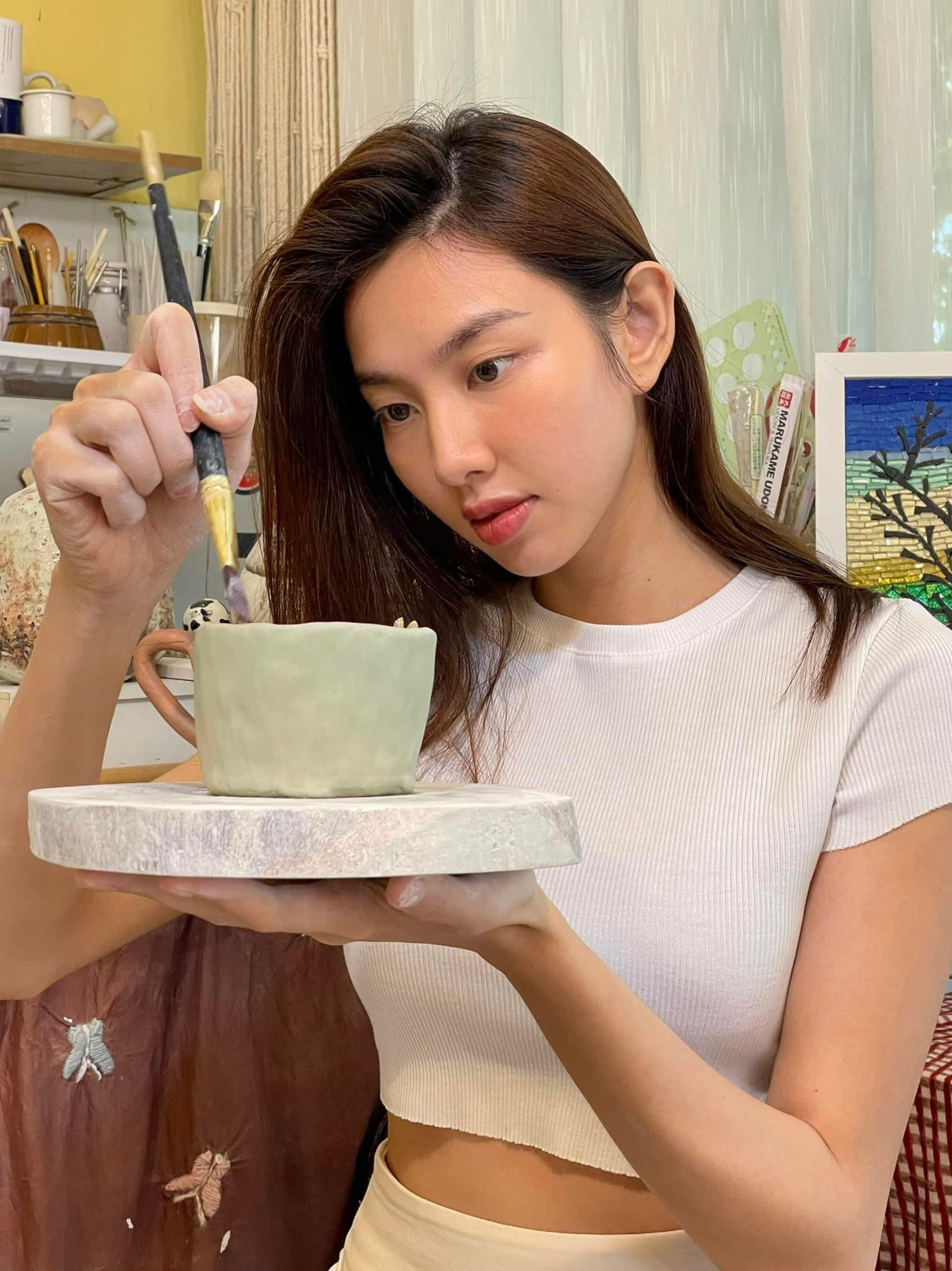 Hoa hậu Thuỳ Tiên trải nghiệm một cuối tuần thú vị khi đi vẽ gốm.