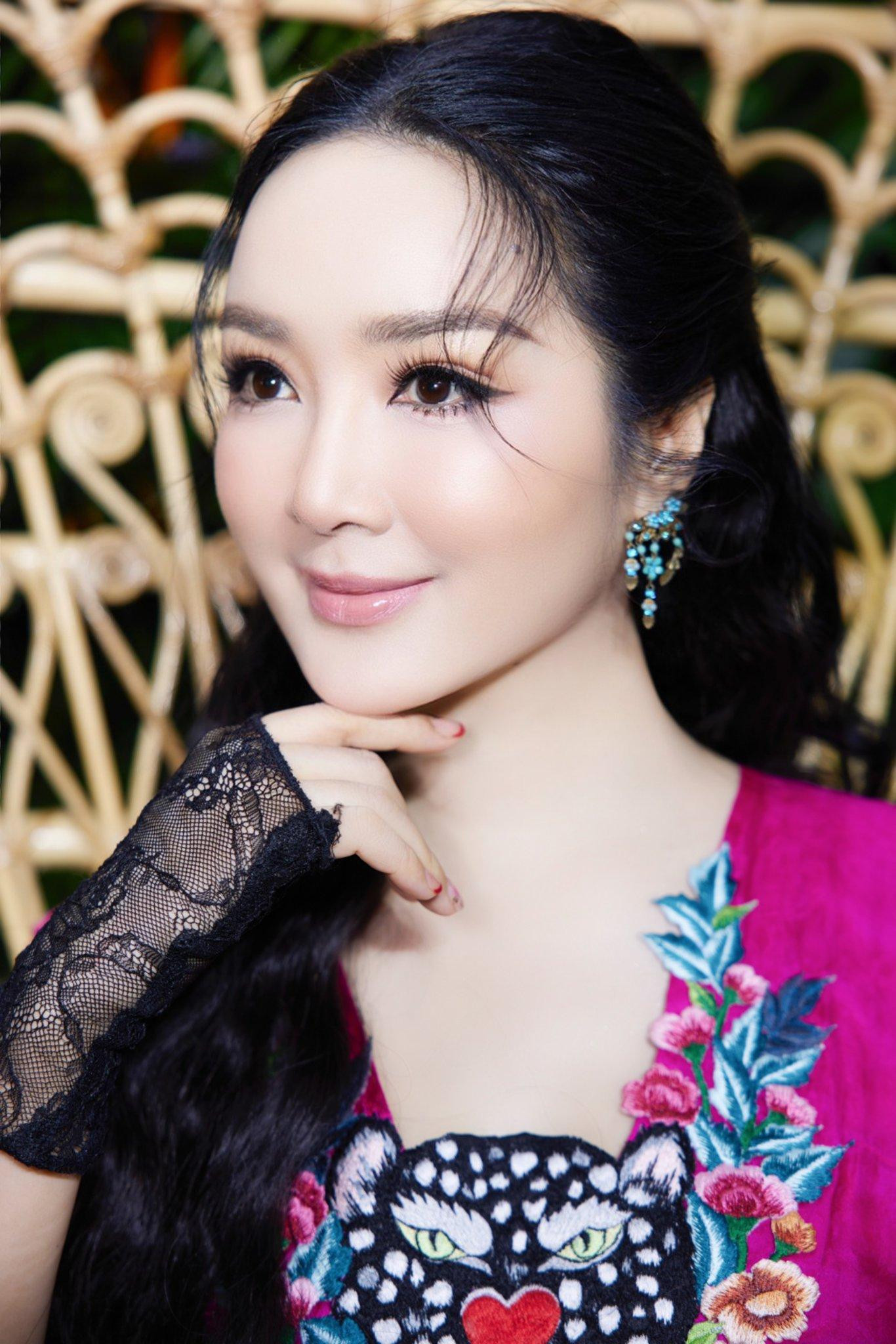 Việc sử dụng các phụ kiện phá cách mang lại sự trẻ trung cho Giáng My.