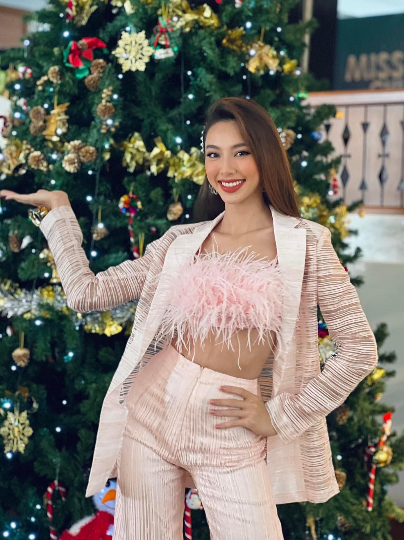 Đôi khi Thuỳ Tiên mang lại làn gió mới cho phong cách này khi sử dụng áo ngực cách tân đính lông vũ cầu kỳ, lạ mắt.