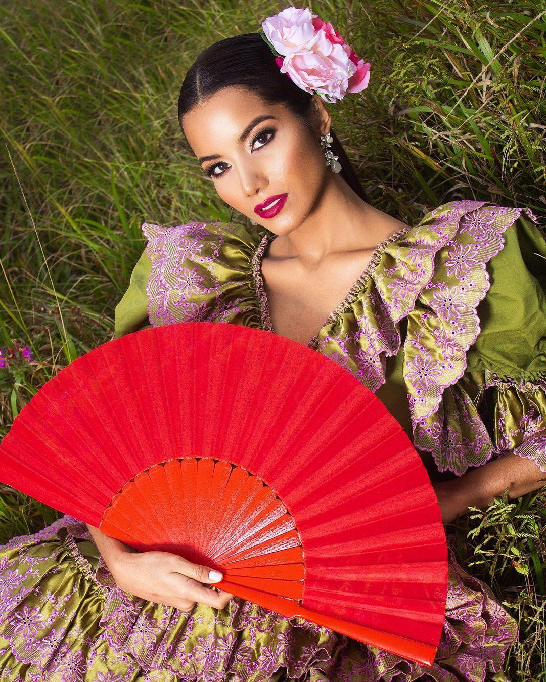 Ismelys Velasquez cũng được đánh giá là một mỹ nhân có kỹ năng thi thố sắc đẹp ấn tượng.