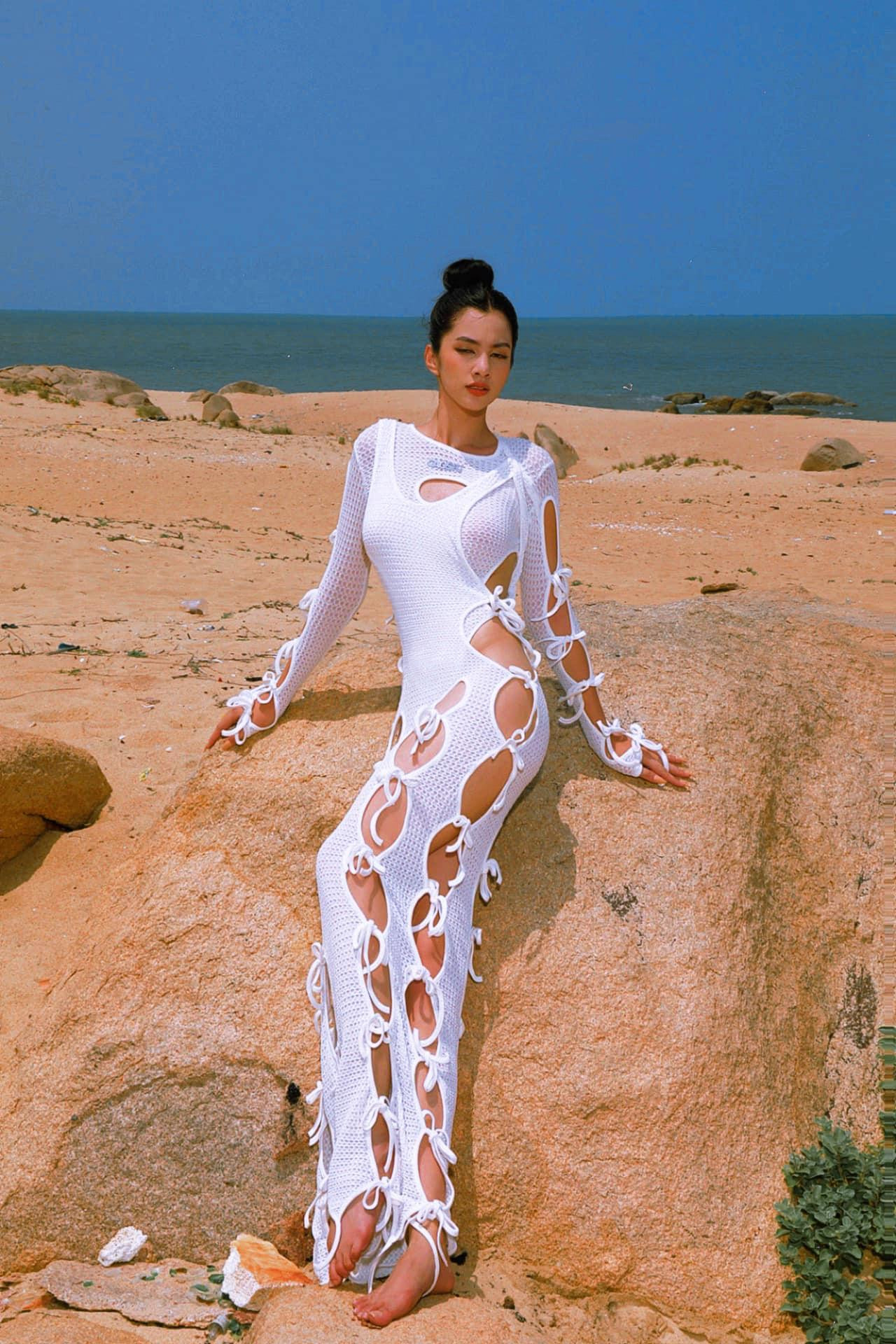 Người đẹp Cẩm Đan mặc váy đục lỗ lạ mắt, táo bạo, khoe vóc dáng nóng bỏng.