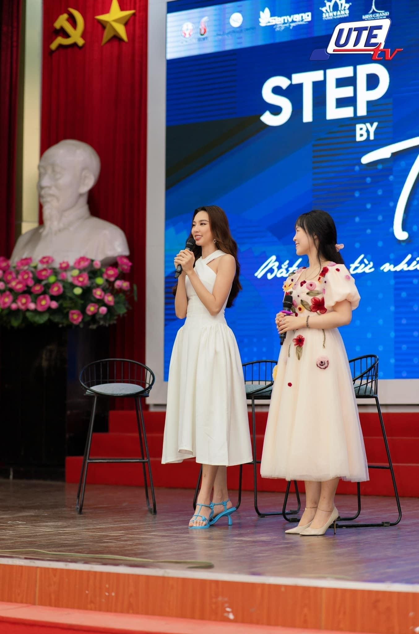 Hoa hậu Thuỳ Tiên mang chuỗi workshop STEPbyTIEN đến với các bạn sinh viên của trường ĐH Sư phạm kỹ thuật. Hoa hậu Hoà bình Quốc tế 2021 khoe dáng thanh lịch trong bộ váy trắng yêu kiều.