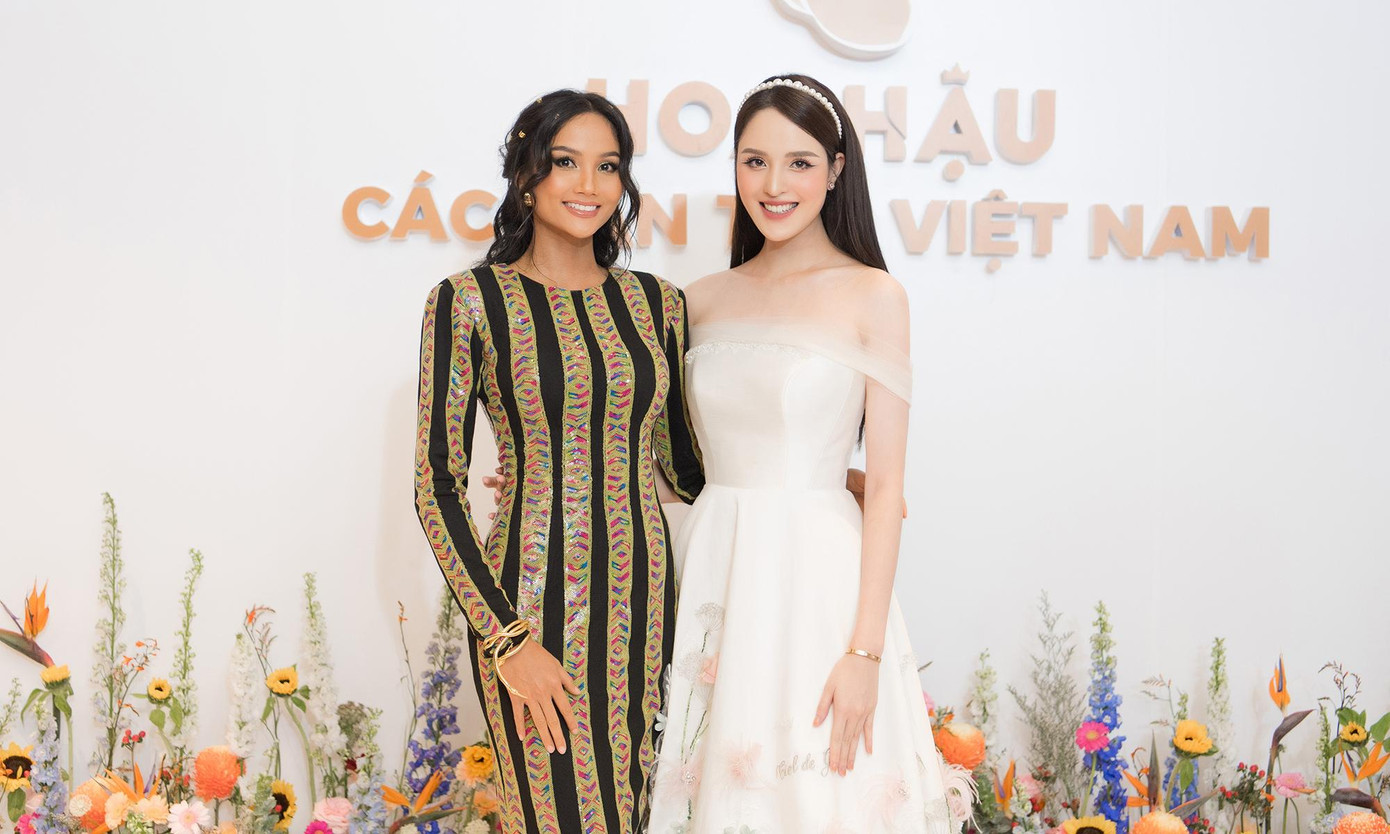 Hoàng Anh hội ngộ Hoa hậu H'Hen Niê - giám khảo của cuộc thi. Người đẹp Ê Đê diện bộ trang phục kín đáo nhưng không kém phần quyến rũ.