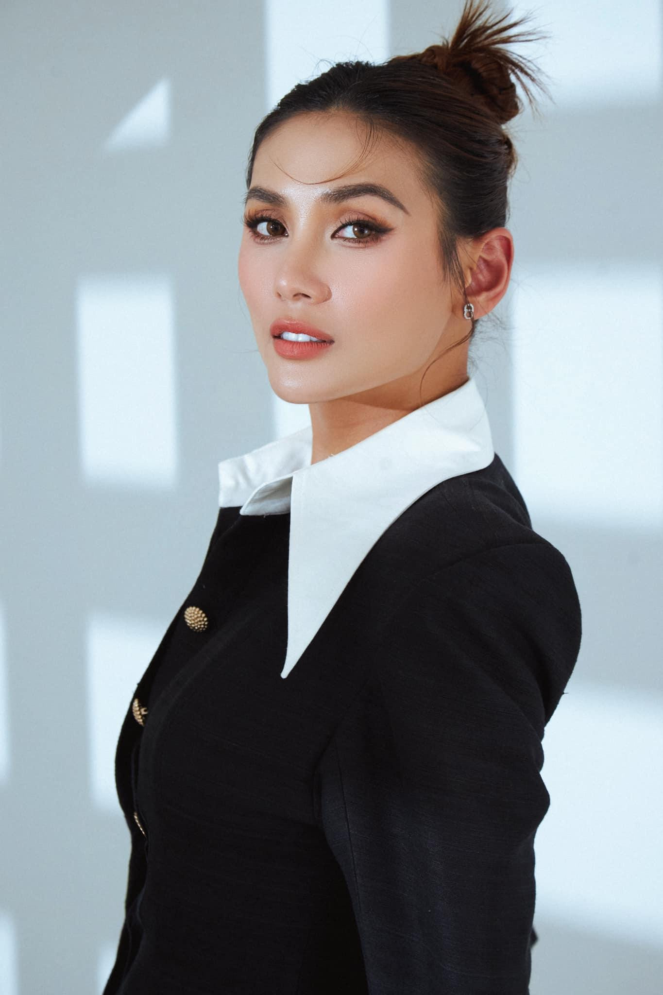 Á hậu Võ Hoàng Yến kín đáo với bộ váy tông màu đen thanh lịch.