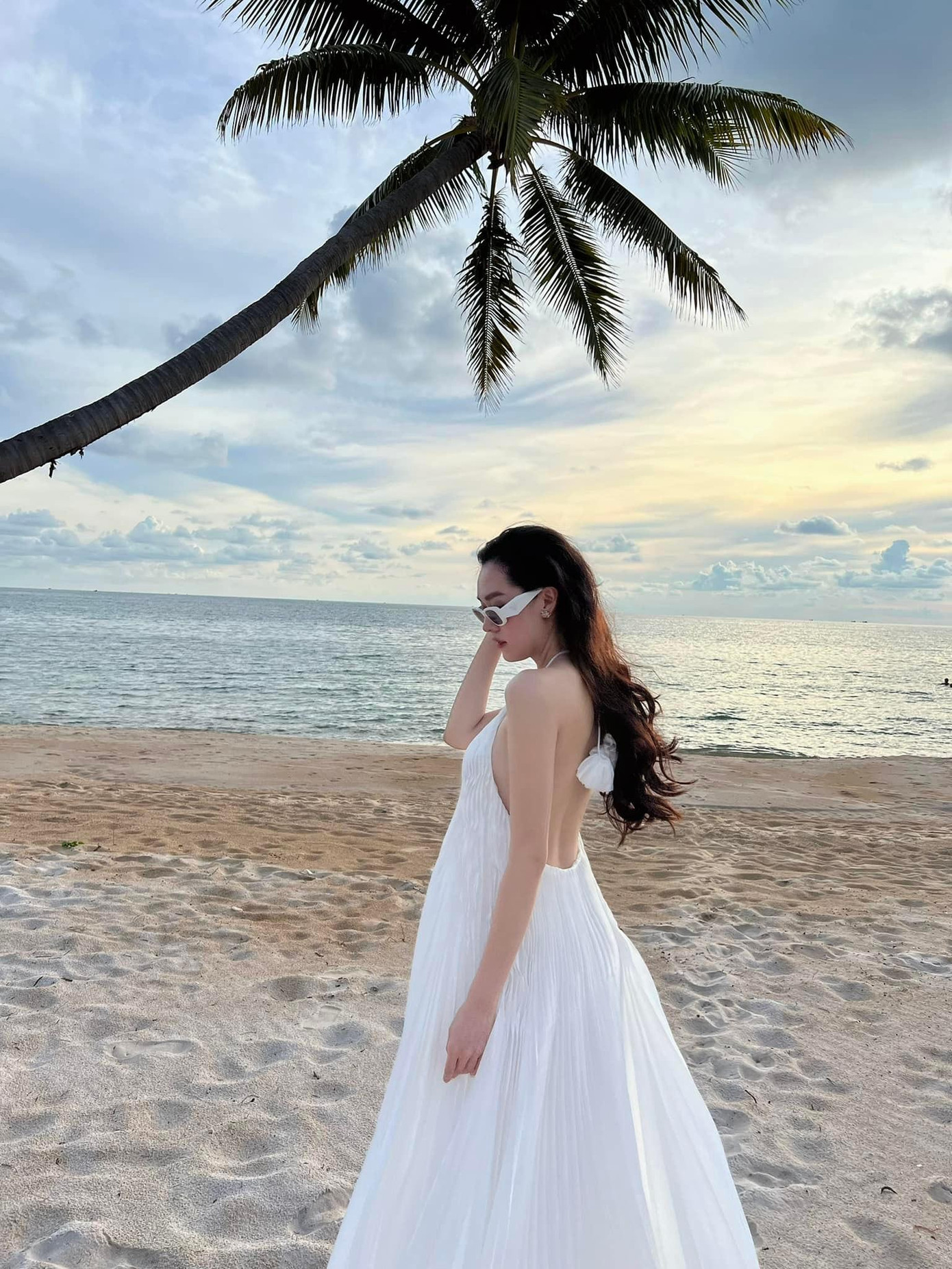 Thiết kế giúp người đẹp khoe trọn tấm lưng trần vô cùng sexy. Thiết kế giúp người đẹp khoe trọn tấm lưng trần vô cùng sexy.