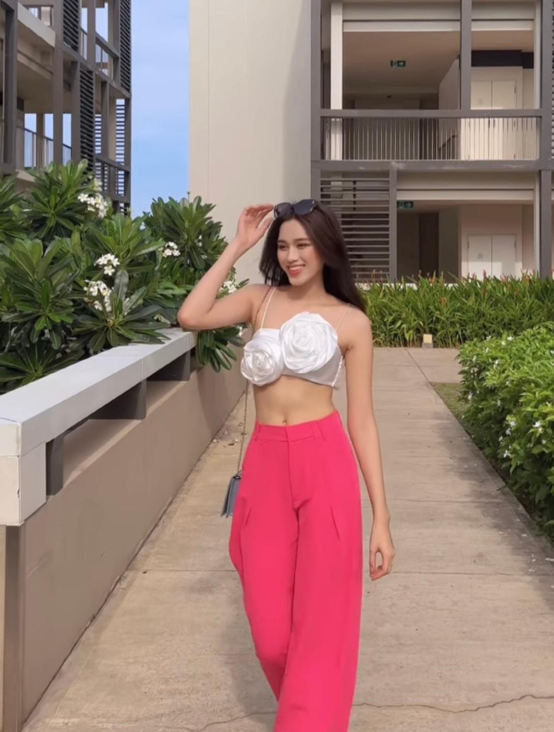 Cô kết hợp với chiếc quần ống xuông màu hồng nổi bật, khoe đôi chân dài 1m1 sexy. Cô kết hợp với chiếc quần ống xuông màu hồng nổi bật, khoe đôi chân dài 1m1 sexy.