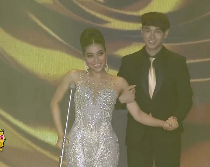 Samoeun Angkea Reasey rạng rỡ trình diễn váy dạ hội dù phải chống nạng.