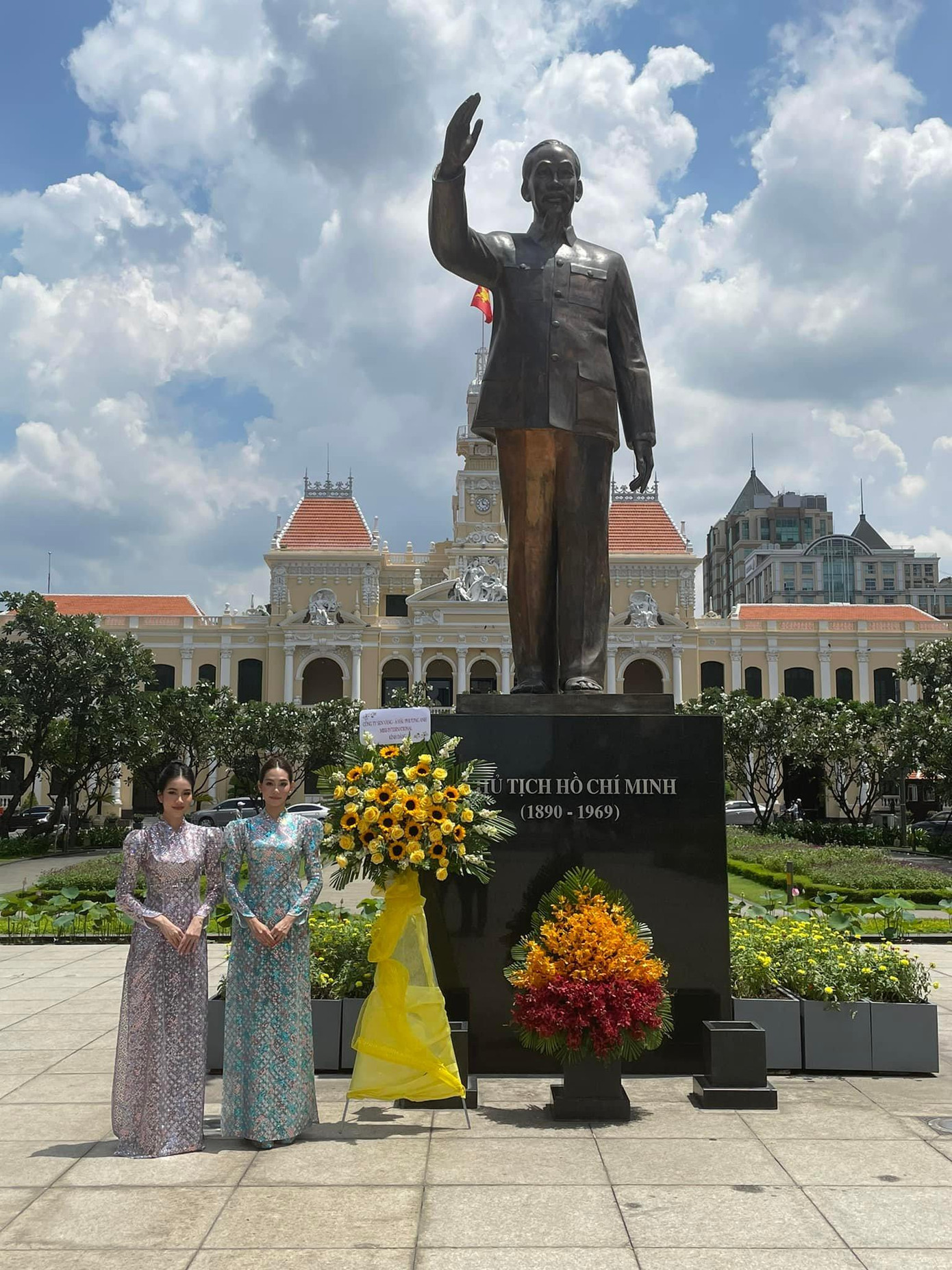 Trước khi ra sân bay về nước, Hoa hậu Sireethorn Leearamwat và Á hậu Phương Anh đã dâng hương tại đài tưởng niệm Chủ tịch Hồ Chí Minh tại phố đi bộ Nguyễn Huệ, TP. HCM.