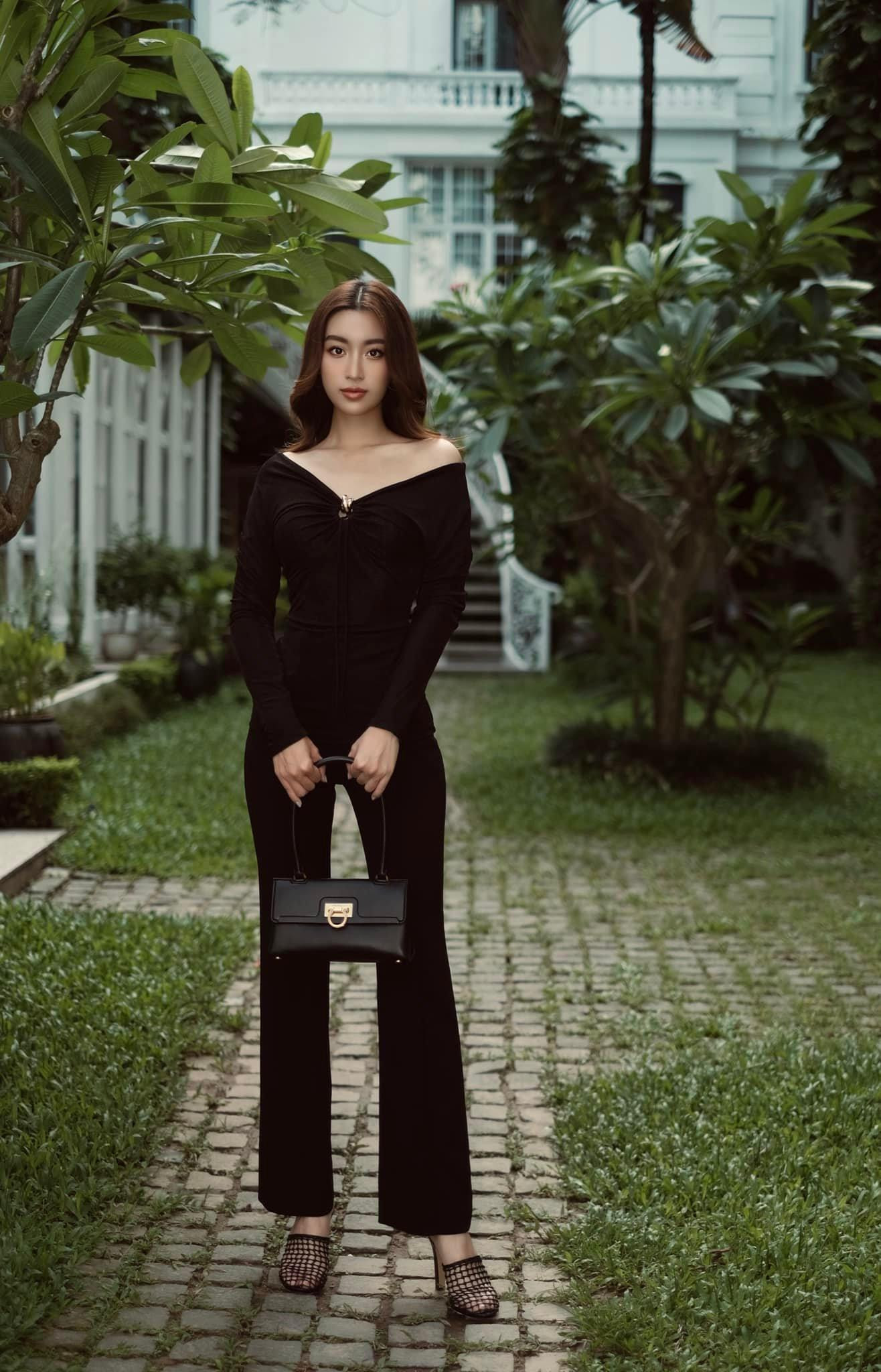 Hoa hậu Đỗ Mỹ Linh diện jumpsuit màu đen trễ vai quyến rũ.