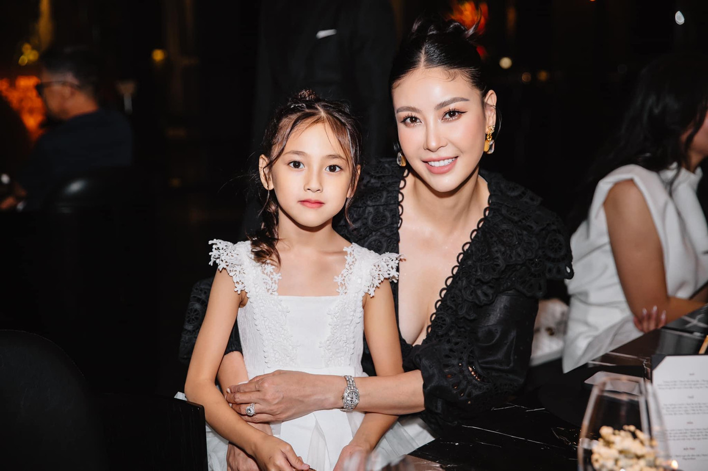 Hoa hậu Hà Kiều Anh gây sốt khi khoe cô con gái út cực kỳ xinh đẹp, đáng yêu.