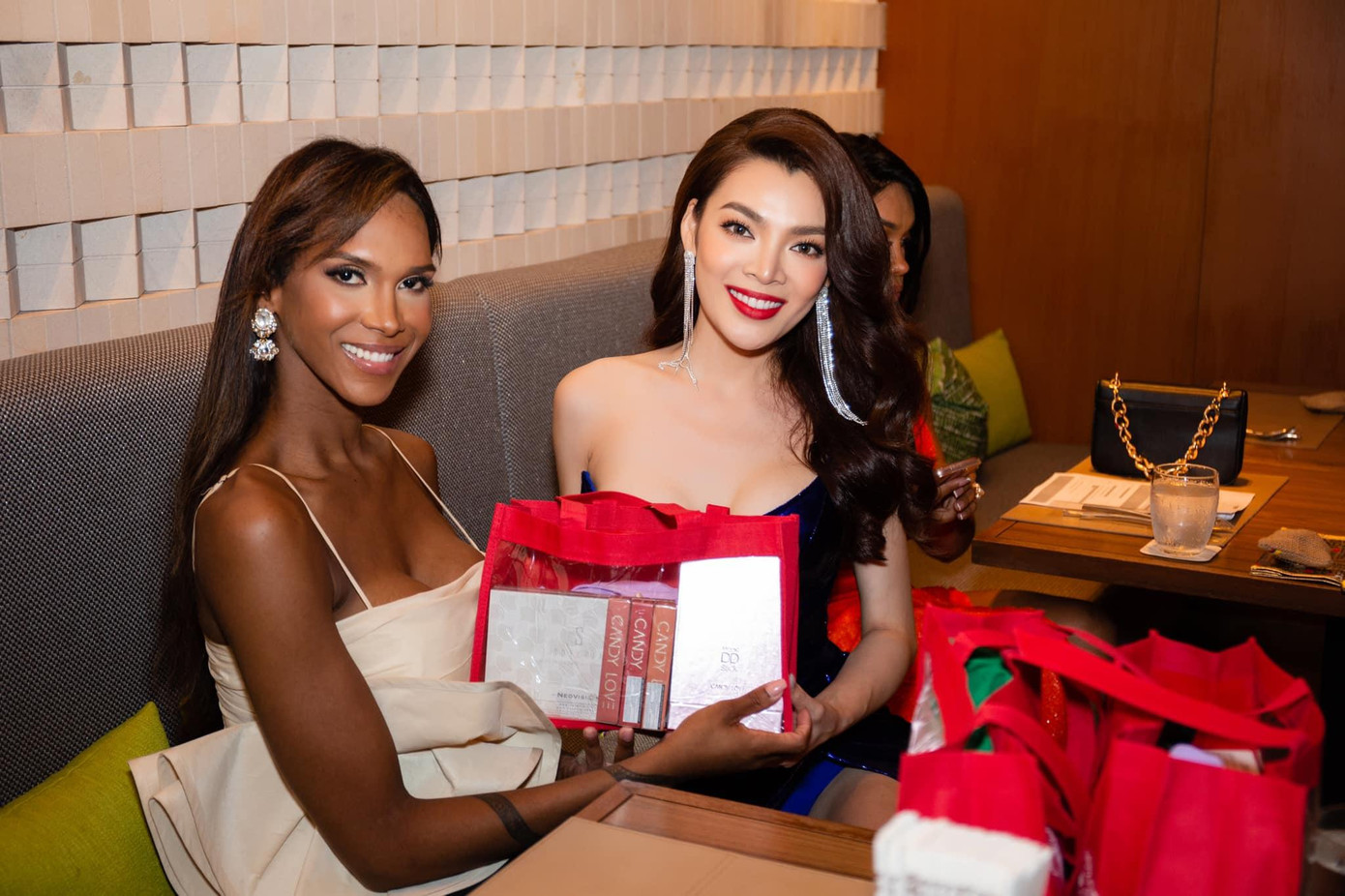 Trong bữa tiệc cùng các thí sinh và Giám đốc MIQ 2022, cô đã tự tay chuẩn bị món quà mang từ quê hương sang tặng mọi người như áo bà ba, khẩu trang,...