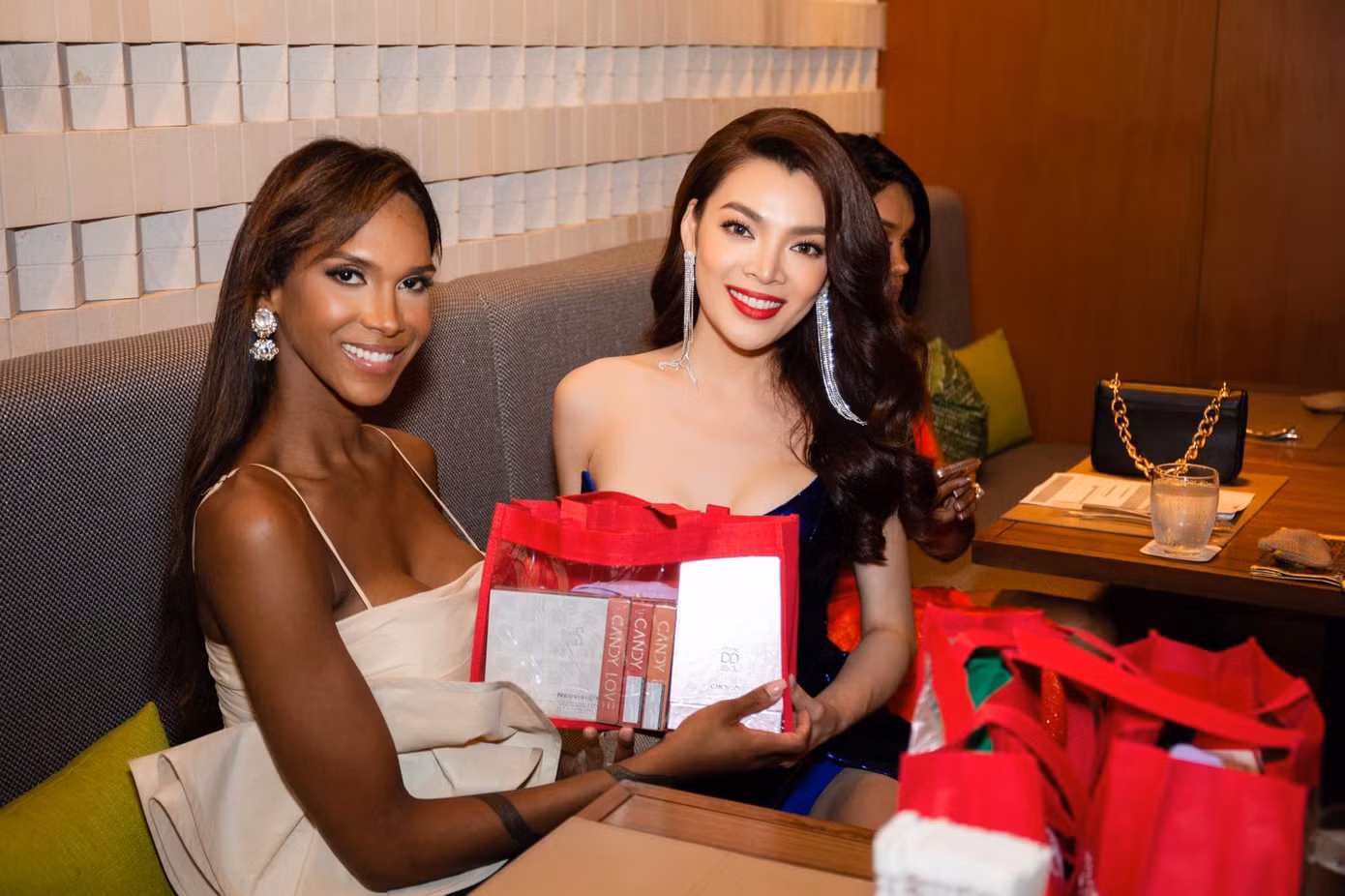 Trong bữa tiệc cùng các thí sinh và Giám đốc MIQ 2022, cô đã tự tay chuẩn bị món quà mang từ quê hương sang tặng mọi người như áo bà ba, khẩu trang,...