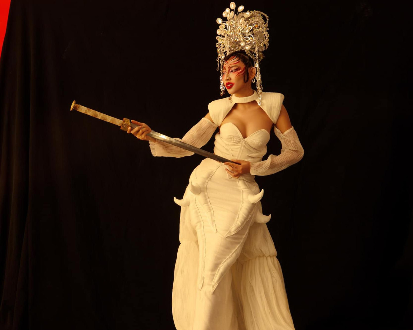 Với cách trang điểm và phục sức mang đậm phong cách của môn nghệ thuật tuồng nhưng khoác lên mình những bộ trang phục cách tân cực kỳ độc đáo, Thuỳ Tiên đã thổi một làn gió mới vào môn nghệ thuật cổ này.