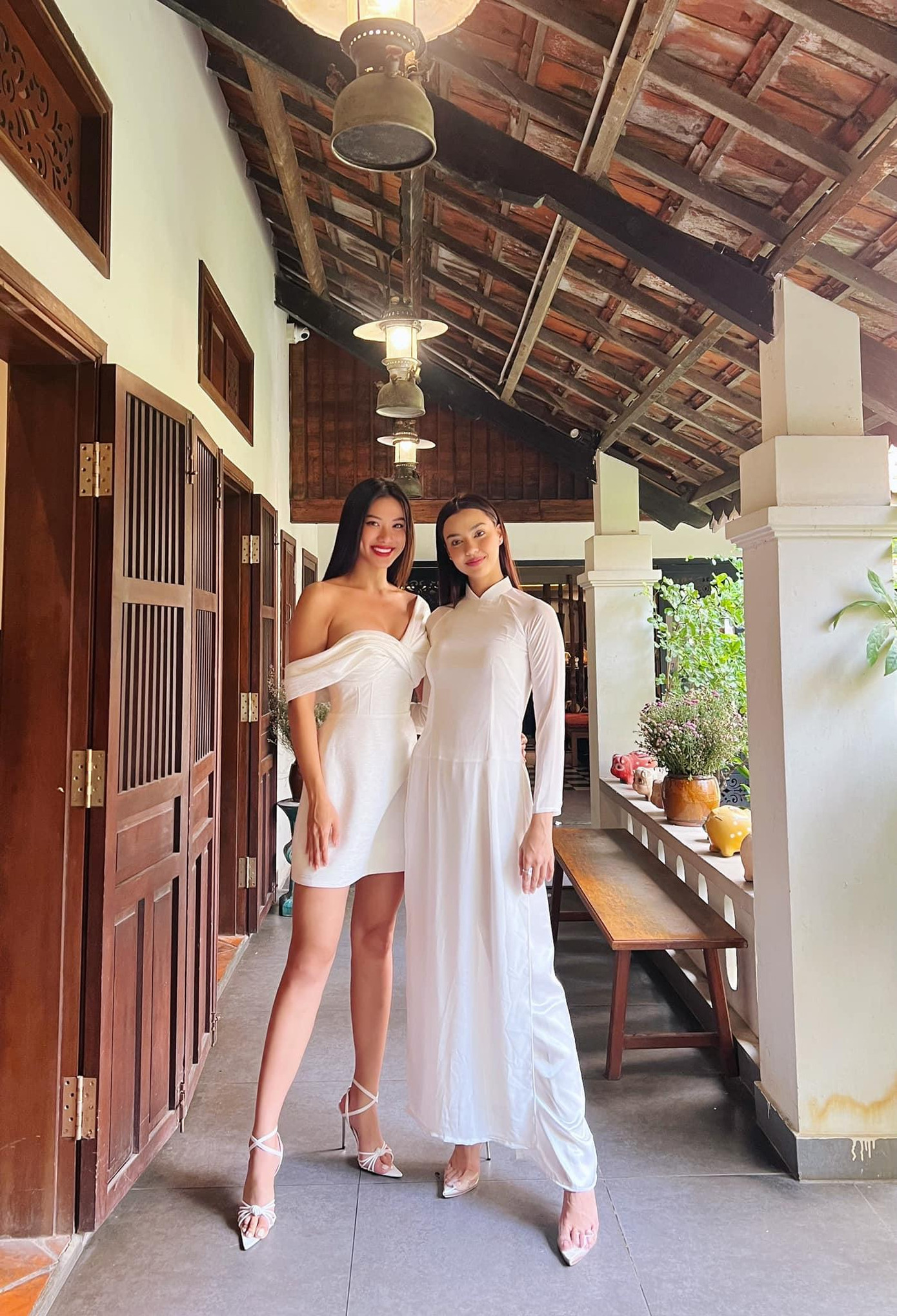 Amanda Obdam gây chú ý khi diện áo dài trắng duyên dáng.