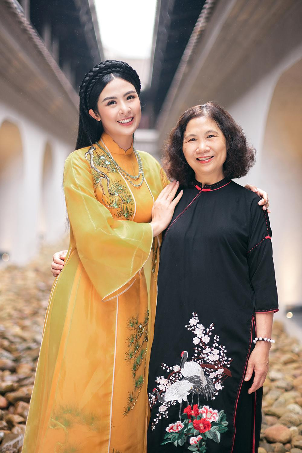 Mẹ của Ngọc Hân cũng xuất hiện cùng con gái trong bộ ảnh lần này.