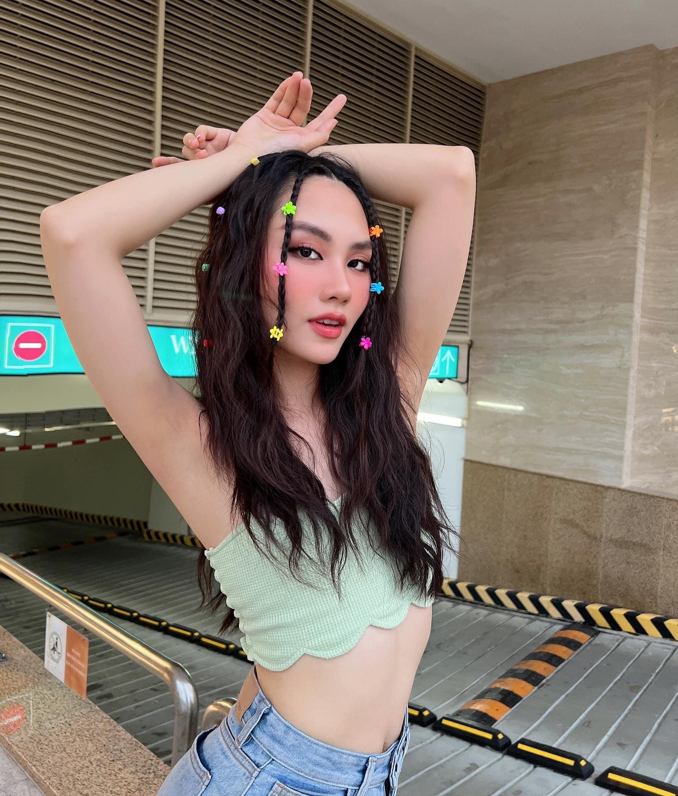 Người đẹp Nhân ái HHVN 2020 Huỳnh Nguyễn Mai Phương mặc crop-top khoe vòng eo thon sexy.