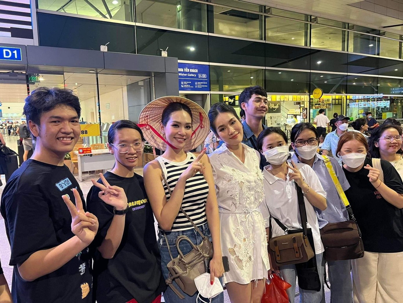 Trước đó, Hoa hậu Quốc tế 2019 Sireethorn Leearamwat sang Việt Nam tham dự buổi lễ trao sash chính thức cho Á hậu Phương Anh.