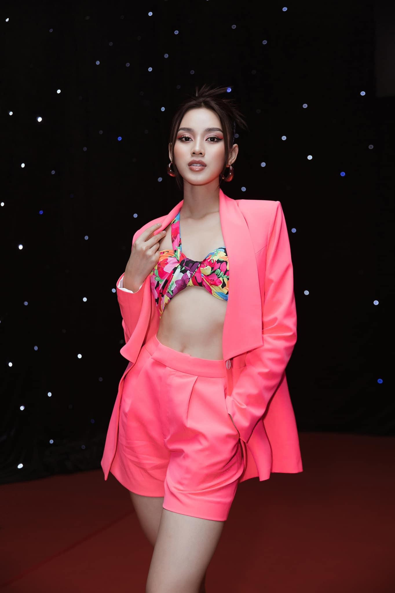 Đỗ Thị Hà là một trong những nàng hậu tích cực lăng-xê mốt mặc áo blazer với nội y. Diện bộ suit màu hồng rực rỡ, Đỗ Thị Hà vẫn khoe được nét quyến rũ khi diện chiếc áo ngực hoạ tiết rực rỡ cách tân từ nội y.