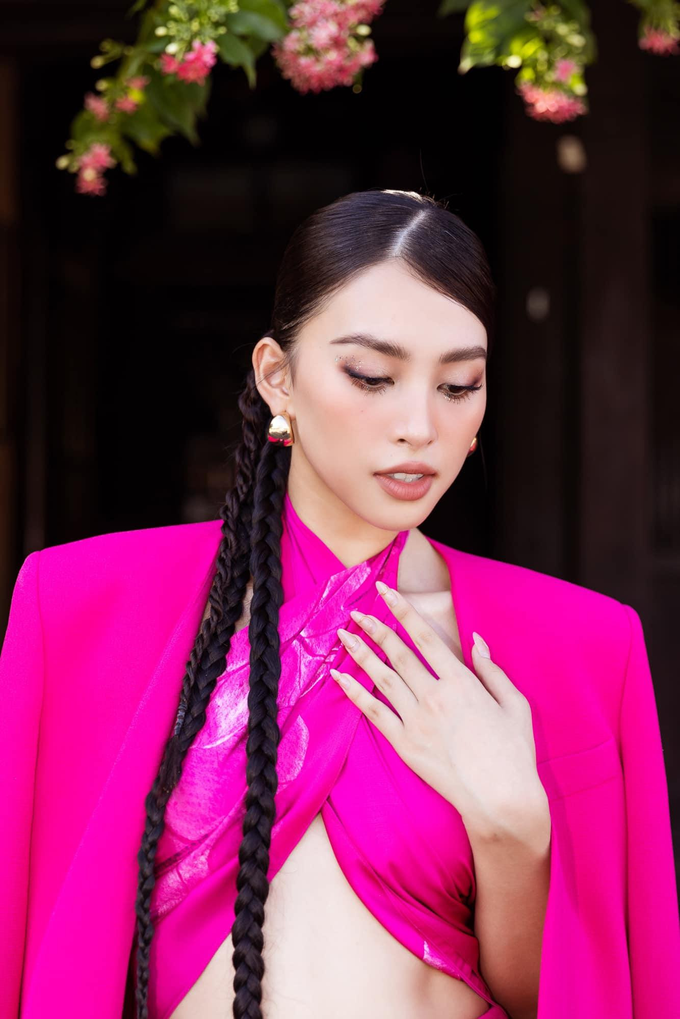 Chiếc áo blazer cùng tông màu mang lại vẻ thanh lịch và yêu kiều cho Tiểu Vy.