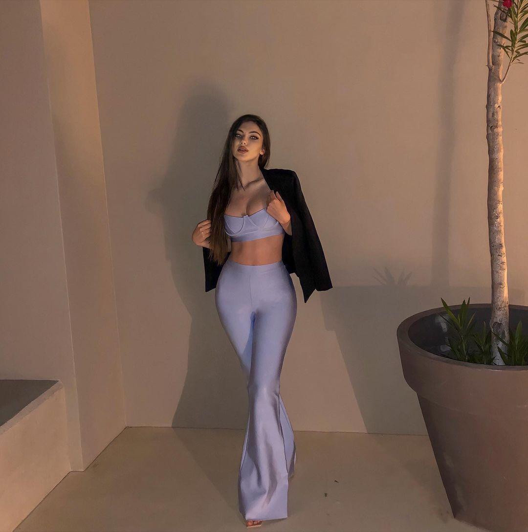 Cô từng cắt tóc để kêu gọi quyên góp cho một tổ chức hỗ trợ các trẻ em bị ung thư ở quê nhà.