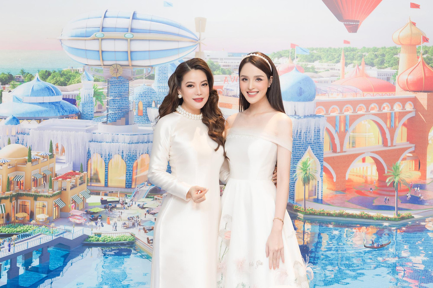 Đọ sắc bên đàn em trong tà áo dài trắng thanh lịch, Trương Ngọc Ánh ghi điểm với nhan sắc mặn mà và quyến rũ.