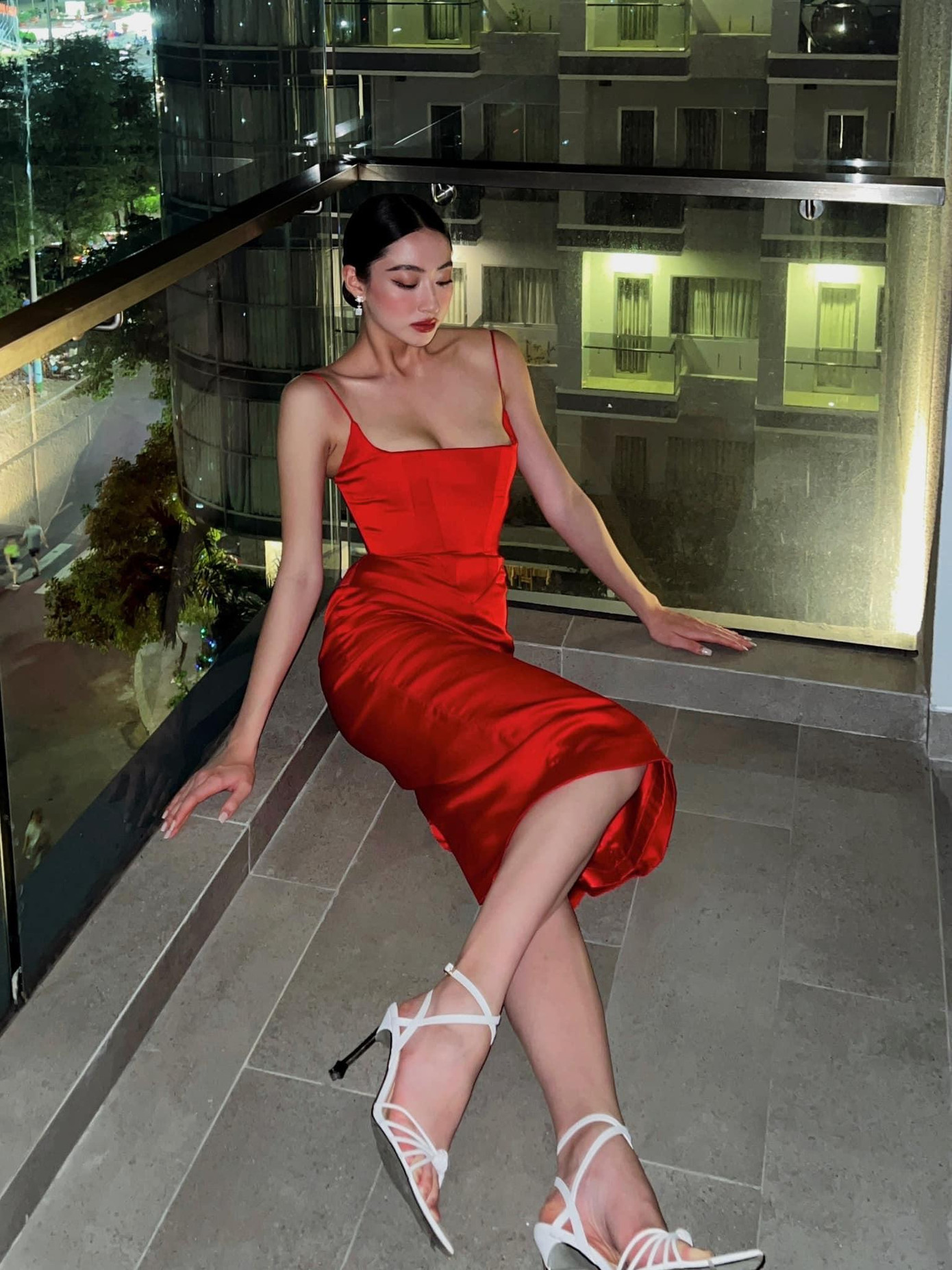 Hoa hậu Lương Thuỳ Linh diện váy cúp ngực tông màu đỏ rực, khoe vòng một nóng bỏng và quyến rũ.