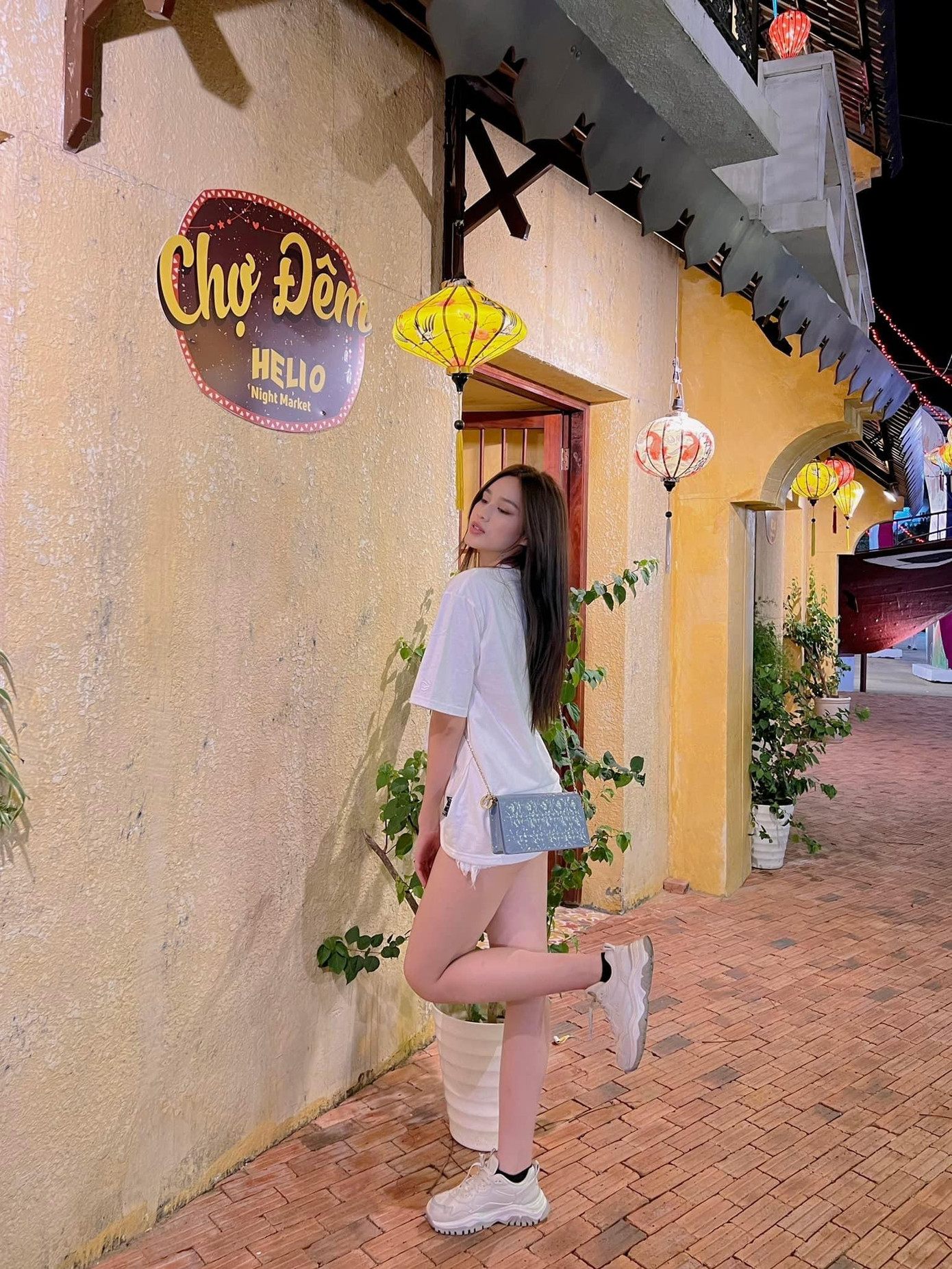 Người đẹp diện mốt giấu quần, khoe đôi chân dài 1m1 thẳng tắp vô cùng sexy. Người đẹp diện mốt giấu quần, khoe đôi chân dài 1m1 thẳng tắp vô cùng sexy.