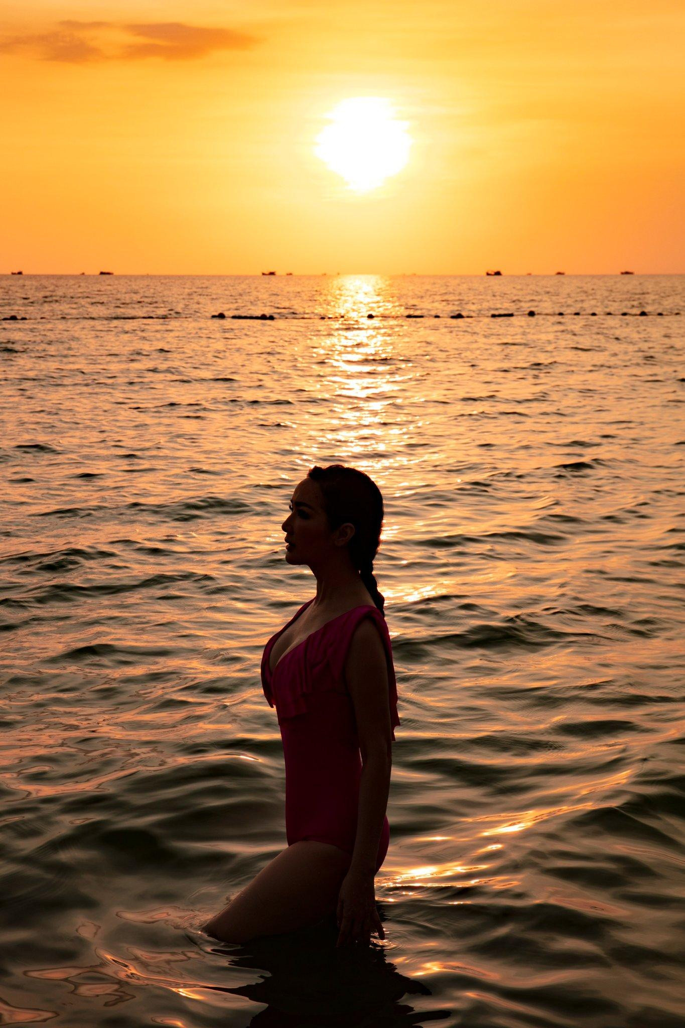 Hoa hậu Giáng My khoe dáng quyến rũ dưới ánh hoàng hôn trên biển.