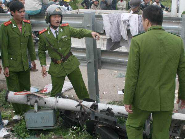 Sau cú va chạm mạnh, cột đèn tín hiệu bị gãy gục