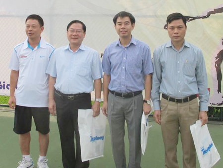 Sau khi Ban tổ chức trao cờ lưu niệm và hao cho các đội chơi, giải đấu bắt đầu