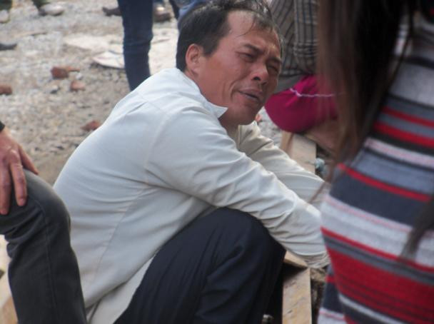 Ông Trần Văn Độ đau đớn trước cái chết của con gái đầu lòng (Ảnh: Dân Việt). Ông Trần Văn Độ đau đớn trước cái chết của con gái đầu lòng (Ảnh: Dân Việt)