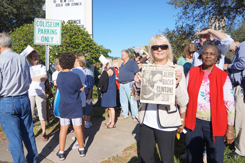 Xếp hàng bên ngoài chờ được nghe ông Clinton nói. Xếp hàng bên ngoài chờ được nghe ông Clinton nói