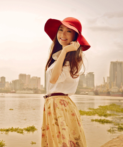 Minh Hằng đẹp dịu dàng, tinh khôi bên bờ sông Sài Gòn