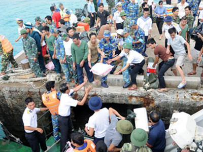 Lực lượng hải quân giao nhận quà tại cảng Trường Sa lớn. Ảnh: Tuấn Nguyễn