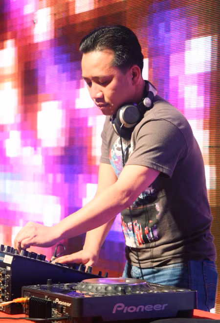 Để chứng kiến các DJ phù phép âm nhạc: Ngọc Bộ đội