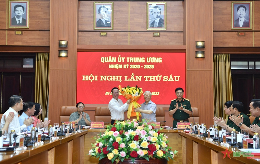 Đồng chí Tổng Bí thư, Bí thư Quân ủy Trung ương Nguyễn Phú Trọng tặng hoa chúc mừng đồng chí Chủ tịch nước Võ Văn Thưởng được Bộ Chính trị chỉ định tham gia Ban Thường vụ Quân ủy Trung ương. Đồng chí Tổng Bí thư, Bí thư Quân ủy Trung ương Nguyễn Phú Trọng tặng hoa chúc mừng đồng chí Chủ tịch nước Võ Văn Thưởng được Bộ Chính trị chỉ định tham gia Ban Thường vụ Quân ủy Trung ương.
