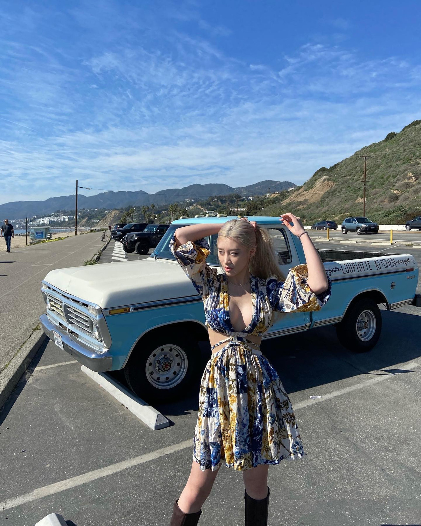 Giám đốc đài TVB Tăng Chí Vỹ cho biết việc sử dụng thêm trí tuệ nhân tạo sẽ tốn thời gian nhưng công bằng hơn, bởi giám khảo không biết ngoại hình và số lượng thí sinh, và họ bóc tách các đặc điểm trên khuôn mặt của thí sinh để chấm điểm. Giám đốc đài TVB Tăng Chí Vỹ cho biết việc sử dụng thêm trí tuệ nhân tạo sẽ tốn thời gian nhưng công bằng hơn, bởi giám khảo không biết ngoại hình và số lượng thí sinh, và họ bóc tách các đặc điểm trên khuôn mặt của thí sinh để chấm điểm.