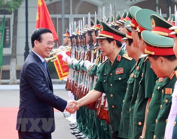 Chủ tịch nước Võ Văn Thưởng thăm, làm việc với Văn phòng Ban Chỉ đạo Phòng thủ dân sự quốc gia Cục cứu hộ, cứu nạn Bộ Tổng tham mưu QĐND Việt Nam. (Ảnh: Thống Nhất/TTXVN)