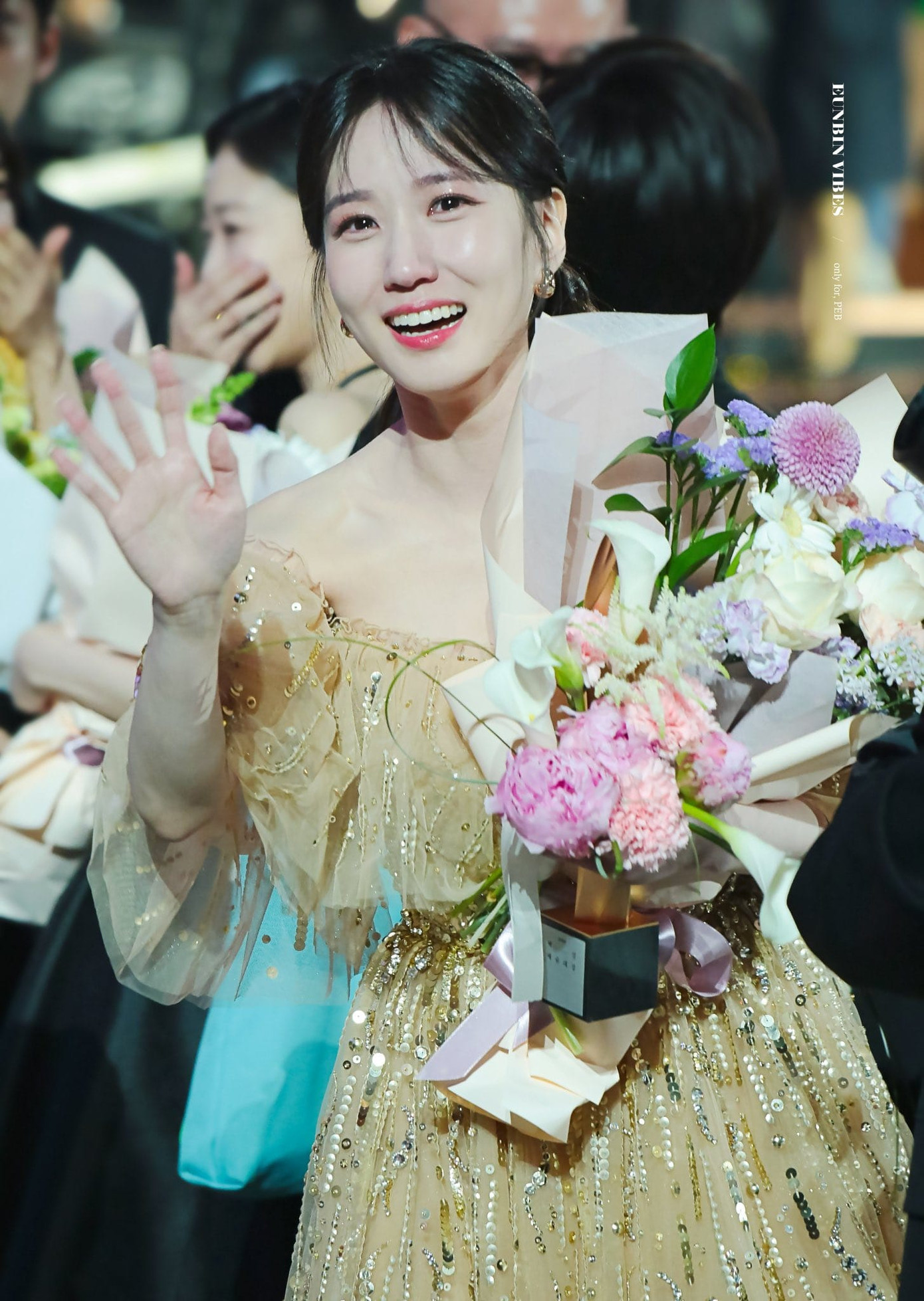 Park Eun Bin bị nhà phê bình văn hóa chê thiếu kiểm soát cảm xúc khi nhận giải Daesang. Ảnh: Twitter. Park Eun Bin bị nhà phê bình văn hóa chê thiếu kiểm soát cảm xúc khi nhận giải Daesang. Ảnh: Twitter.