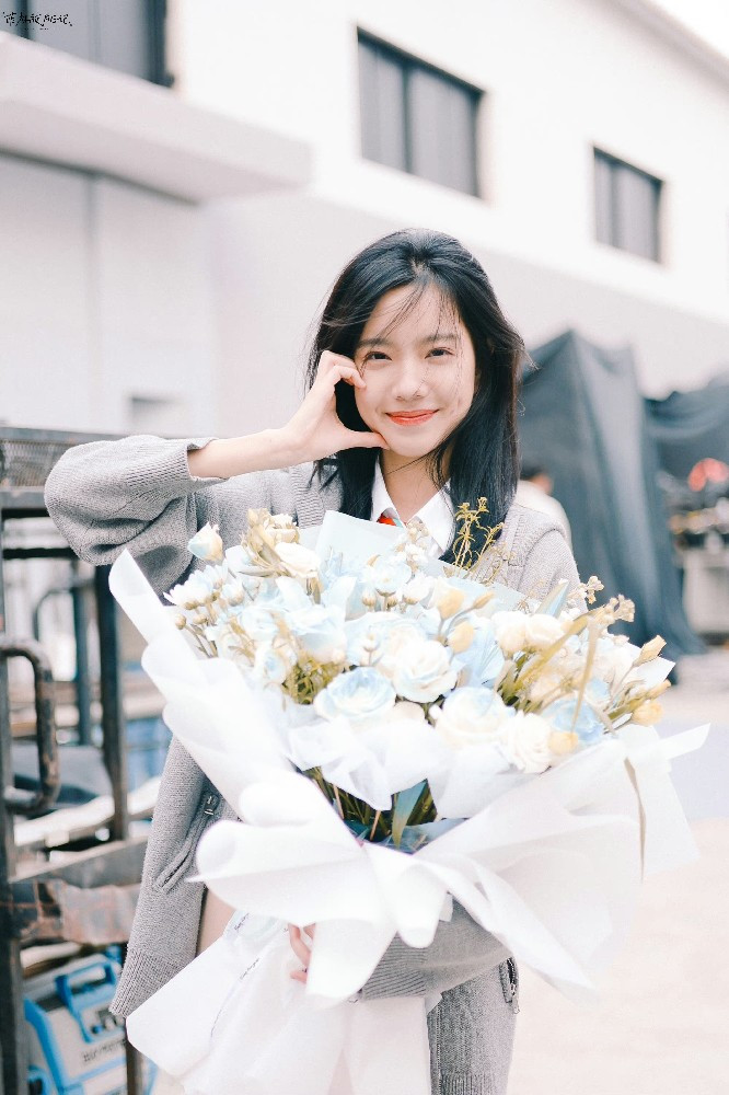 Trong nguyên tác của cố nhà văn Kim Dung, Hoàng Dung là con gái của Hoàng Dược Sư – chủ đảo Đào Hoa. Nàng là người thông minh, nhanh trí và bị chinh phục bởi sự ngay thẳng, thành thực và tấm lòng tốt bụng của Quách Tĩnh. Trong nguyên tác của cố nhà văn Kim Dung, Hoàng Dung là con gái của Hoàng Dược Sư – chủ đảo Đào Hoa. Nàng là người thông minh, nhanh trí và bị chinh phục bởi sự ngay thẳng, thành thực và tấm lòng tốt bụng của Quách Tĩnh.