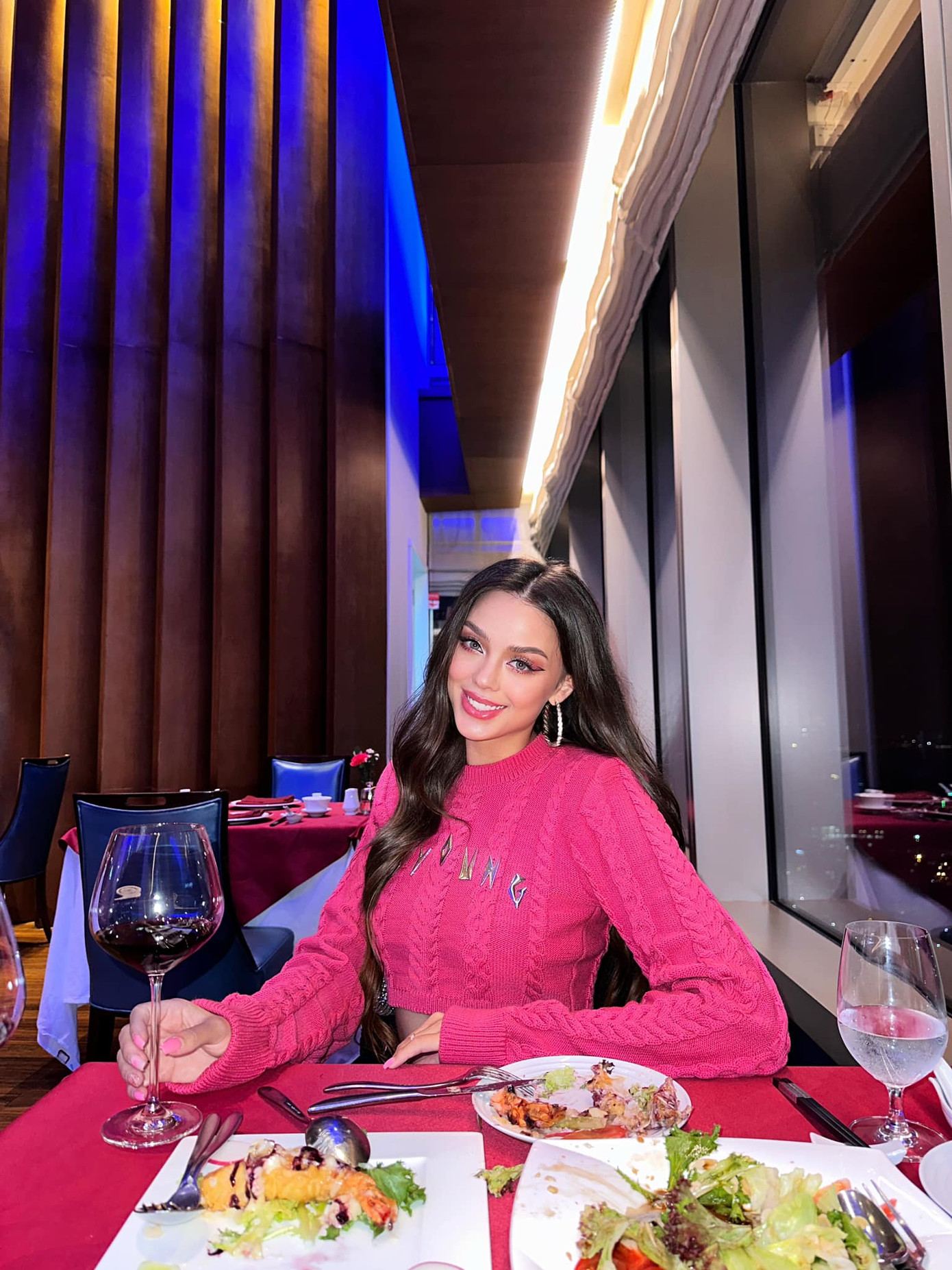 Hai tháng sau sinh, nữ người mẫu cùng gia đình chia sẻ nhiều hình ảnh đi chơi, diện phong cách gợi cảm. Tiết lộ về bí quyết lấy lại vóc dáng, Dianka Zakhidova nói cô đã tích cực tập gym, chơi bóng chuyền trước khi mang thai, cơ thể hồi nhanh cũng nhờ cơ địa và chăm tập thể thao.