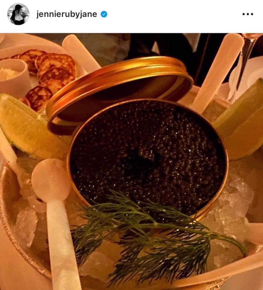 Jennie tự tay đăng những hình ảnh có liên quan đến V, ngầm xác nhận mối quan hệ tình cảm.