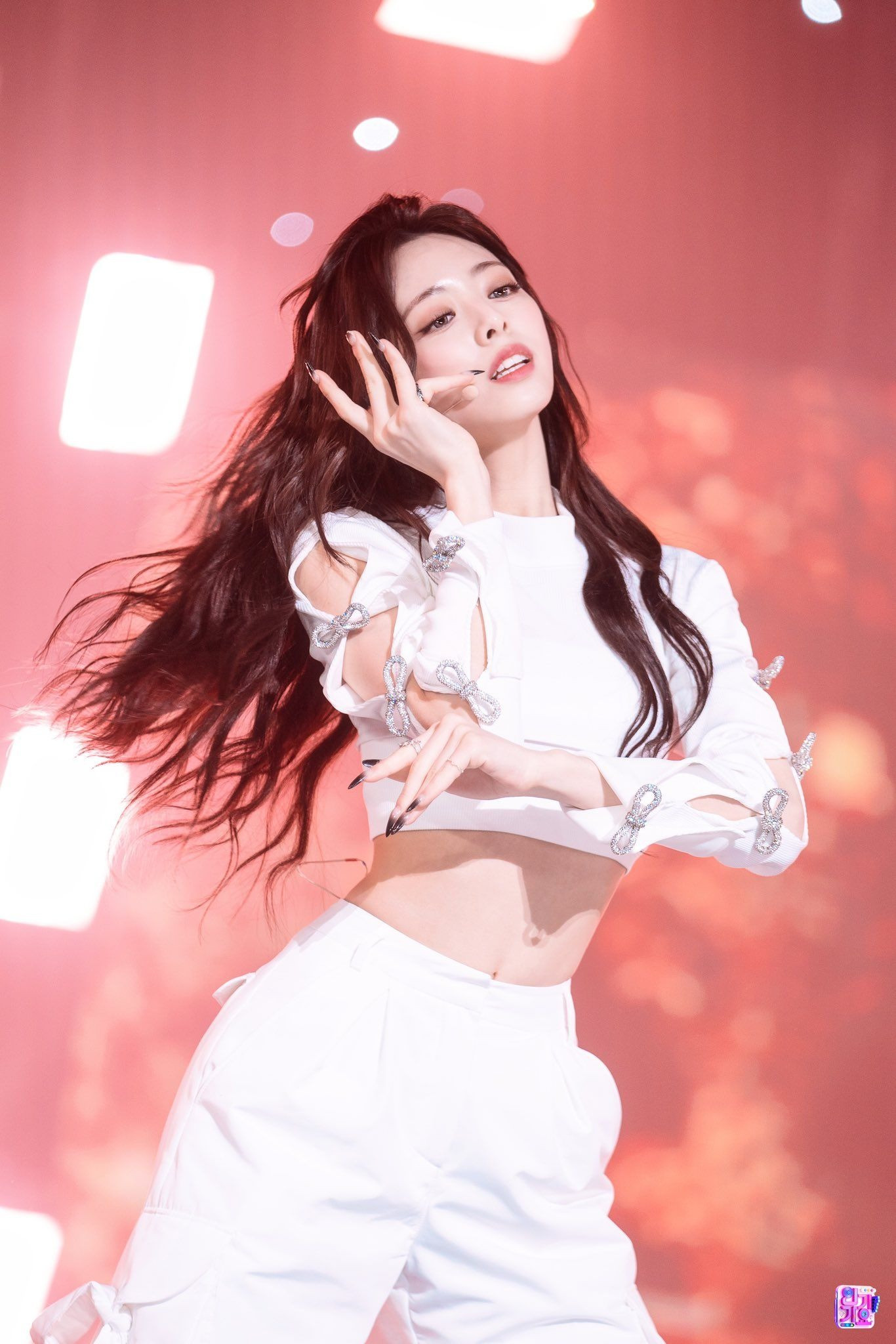 Fan của Yuna vui mừng khi thần tượng được chú ý qua màn trình diễn, song không ít người tức giận cách làm việc hời hợt của công ty chủ quản JYP, cho rằng họ không tận dụng được sự nổi tiếng bất ngờ của Yuna để lăng xê “gà nhà”. “Không phải lần đầu Yuna được chú ý. Năm 2021 đi làm MC cuối năm, ảnh thảm đỏ tạo cơn sốt nhưng JYP không có động thái gì. Đến năm 2022 nổi đình đám với U Go Girl, khán giả gợi ý cô ấy nên nhận quảng cáo quần jean nhưng công ty vẫn im ru”, một fan bức xúc viết.